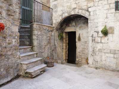 ...sul quale si apre un varco sormontato da un architrave in pietra annerito. � l�ingresso del forno cinquecentesco